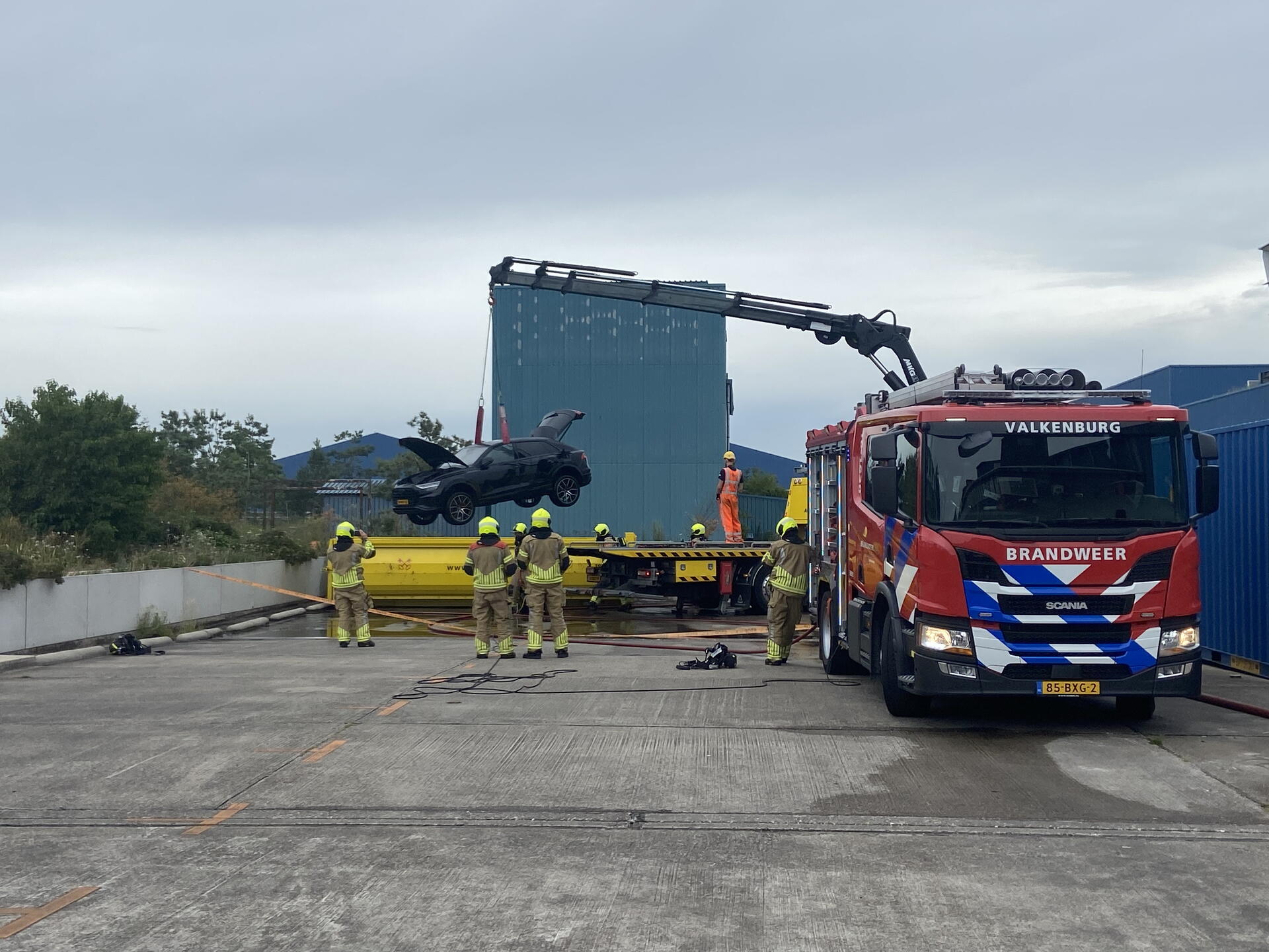 Auto wordt getakeld in de bak