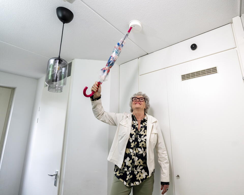 test rookmelder met paraplu
