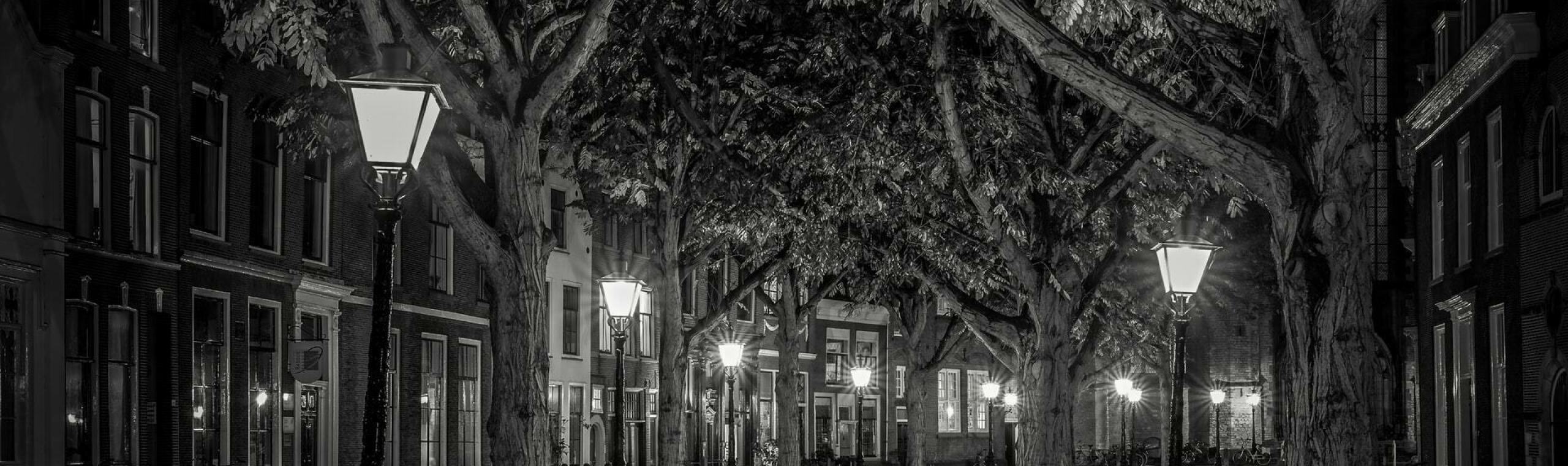 Leeg en donker straatbeeld in Leiden